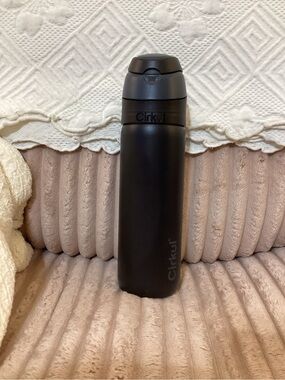 Cirkul Black Insulated Water Bottle - Leak-Resistant Travel Thermos